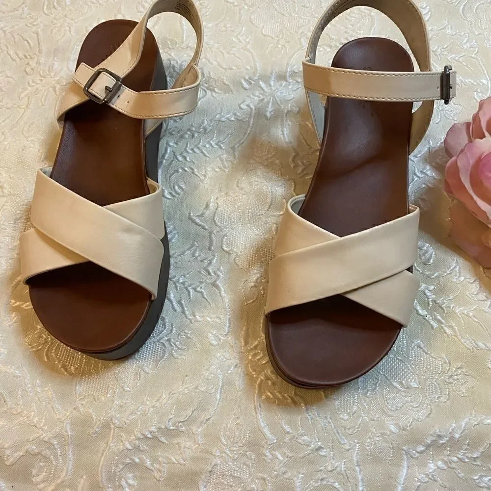 Universal Thread  leather wood Bottom  sandal -7
